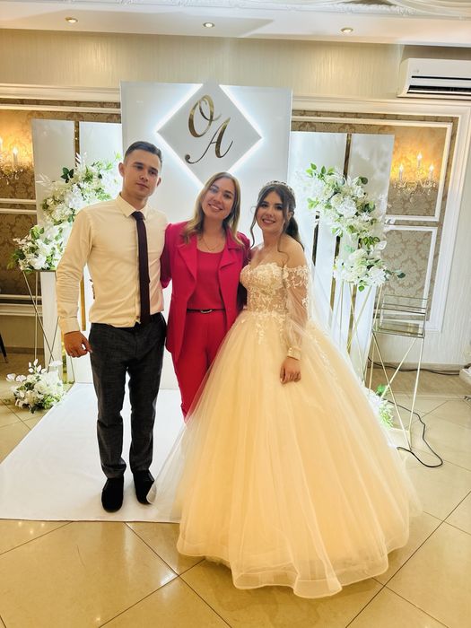 Ведуча ваших заходів (в наявності апаратура для проведення свята)