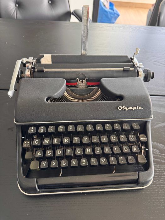 Máquina de escrever Olympia para venda! Ótima opção para presente, artigo de colecionador ou decoração de casa
