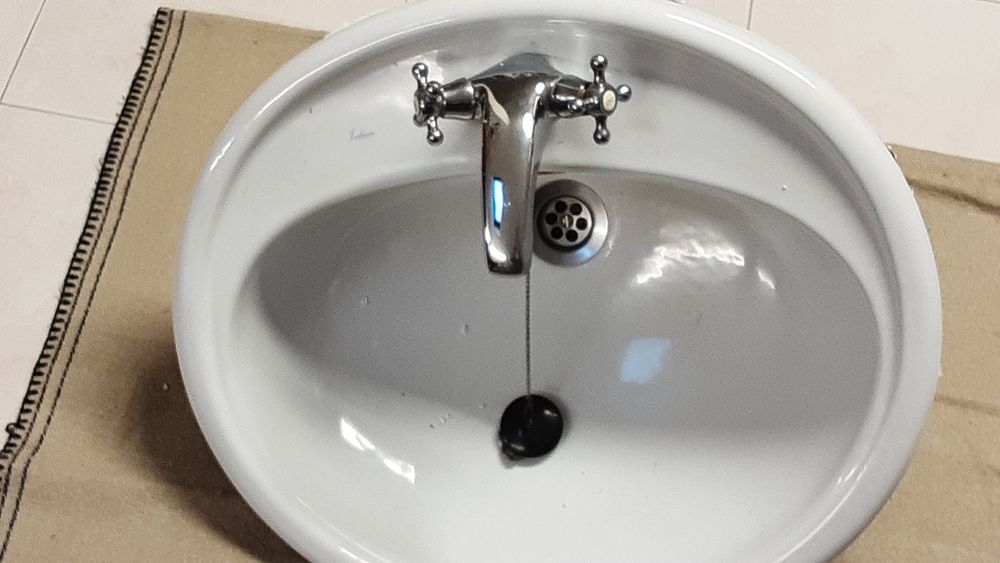 Lavatório de casa de banho com misturadora