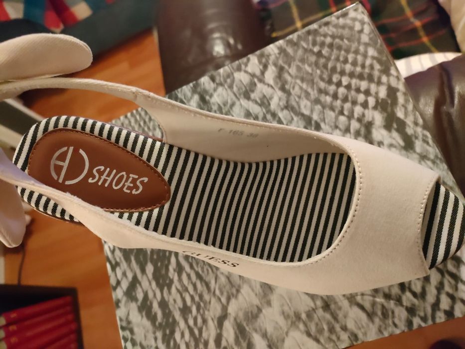 Sandálias da GUESS  tamanho 37