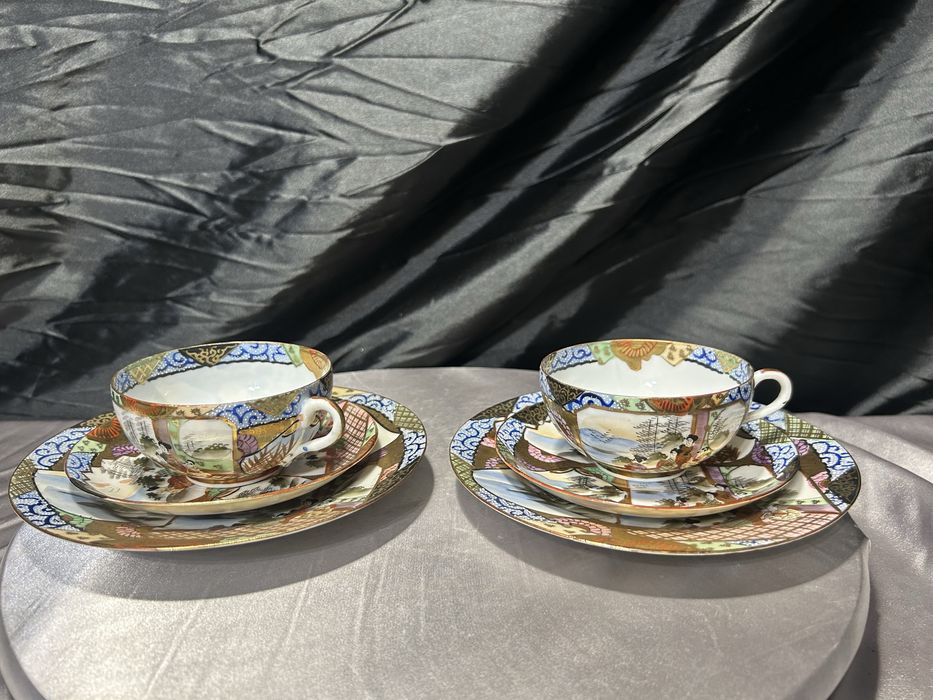 Zestaw dwóch filiżanek w japońskim stylu – bogato zdobiona porcelana