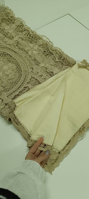 Toalha bordada à mão. Nunca foi usada. Guardanapos ainda estão presos