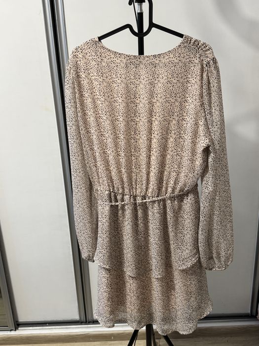Beżowa sukienka z czarnymi kropkami i złotymi nitkami Reserved 44