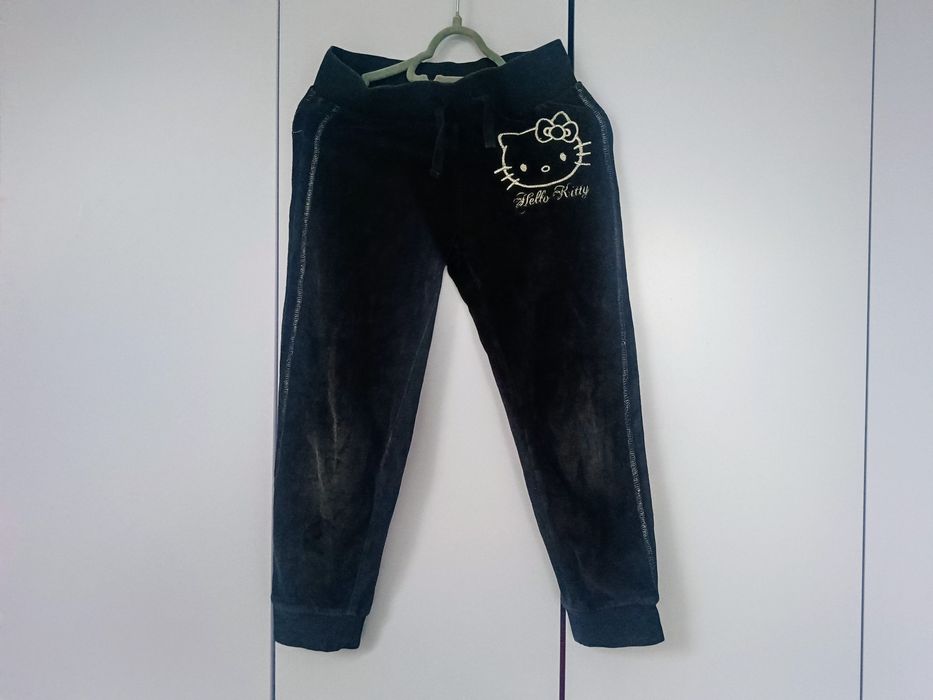 Czarne spodnie dresowe welurowe Hello Kitty, 5-6 lat m-ki George