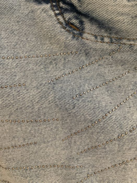 Błękitne jeansy damskie Mom ze zdobieniami