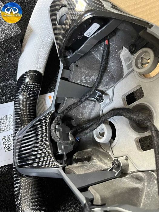 Рулевое колесо Tesla Model Y/3 из углеродного волокна