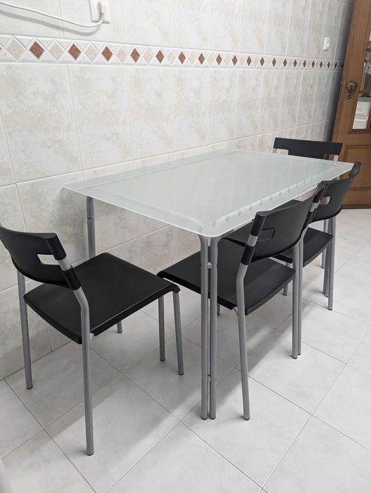 Mesa de refeição e 4 cadeiras