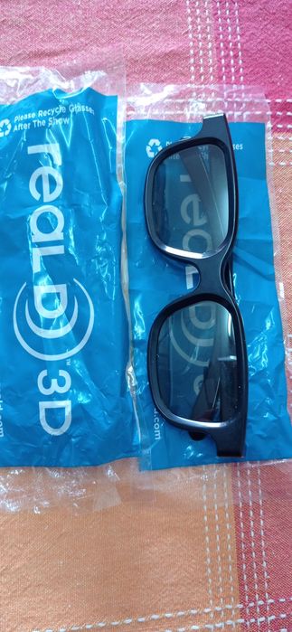 Vendo 2 pares de óculos para ver em 3D
