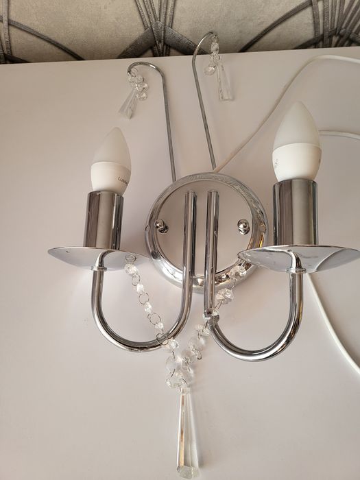 Продам гарне бра  сріблястого кольору ,на дві лампи.Ціна-500 гривень.