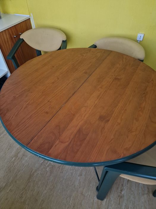 Mesa de madeira de cerejeira com 4 cadeiras