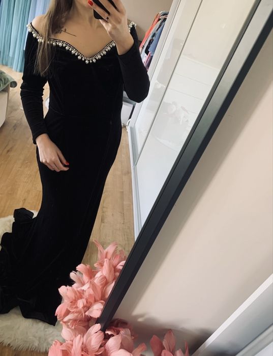 Czarna welurowa sukienka z odkrytymi ramionami perelki perły zdobieni