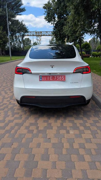 Продаж автомобіля Tesla Model Y 2023 року