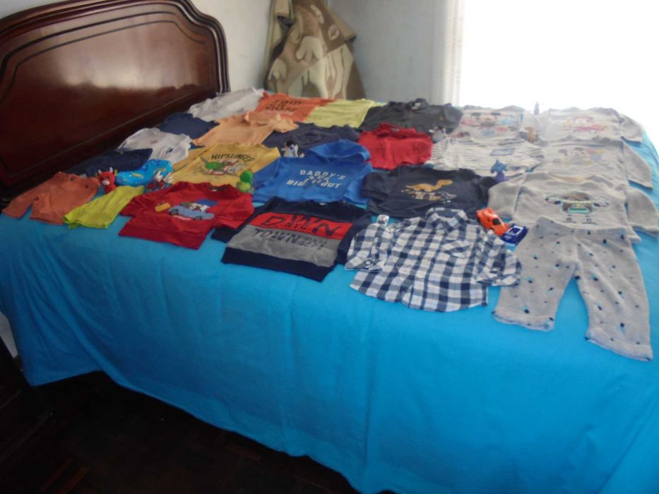 lote de roupa de menino vários brinquedos