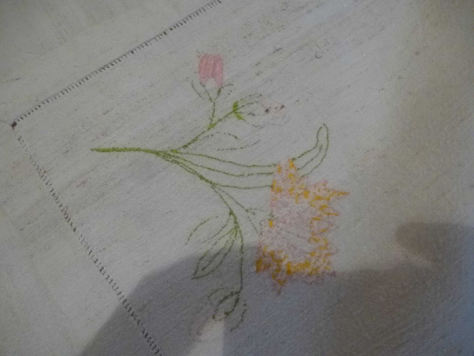 Toalha de mesa de linho antigo bordada á mão