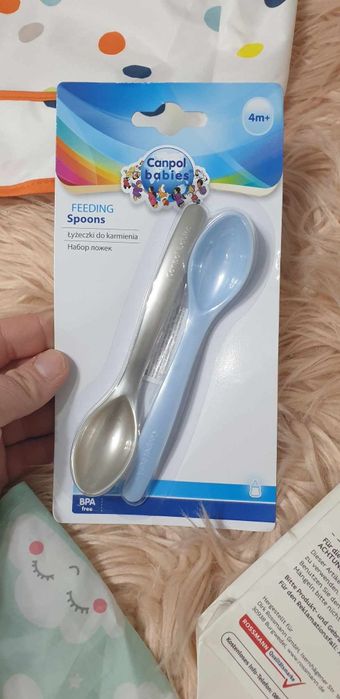 Zestaw do rozszerzenia diety dla niemowlaka śliniak,łyżeczki