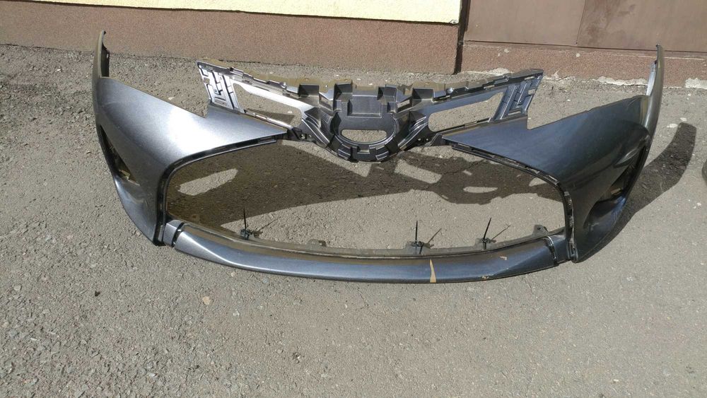 Бампер передній задній Toyota Yaris III  2011-2020 Четверть задня