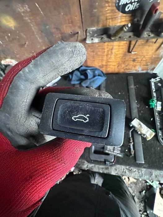 Кнопка привода замка крышки багажника Audi Q5 8RB