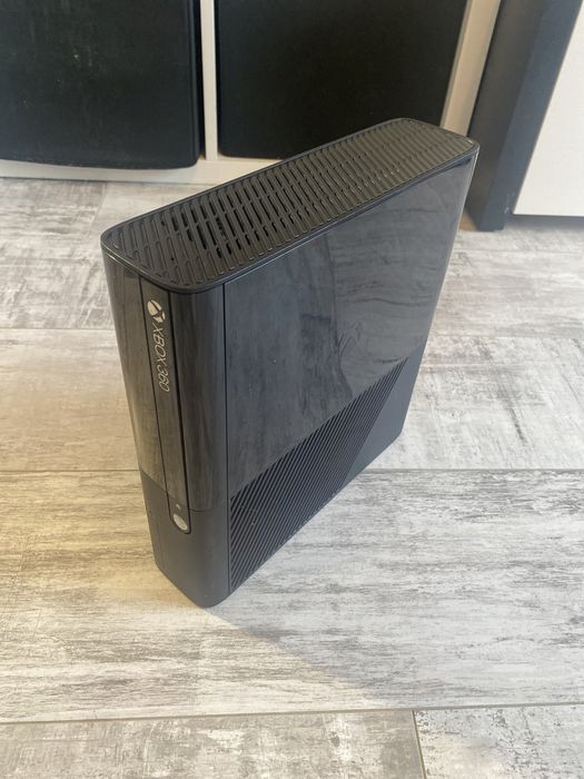 Konsola Xbox 360 E