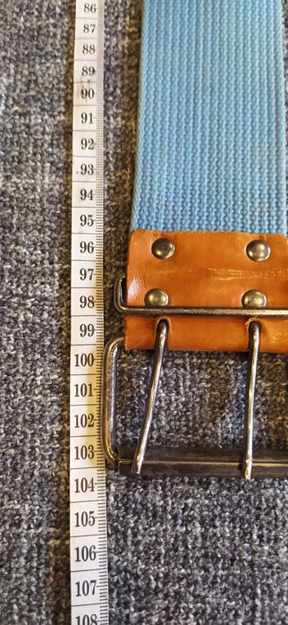 Niebieski pasek z klamrą