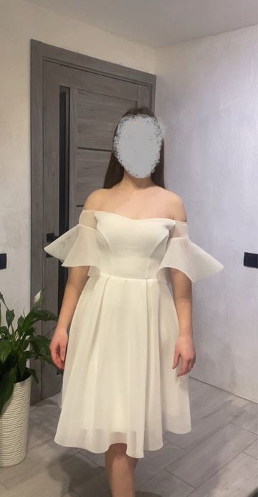 Біла випускна сукня