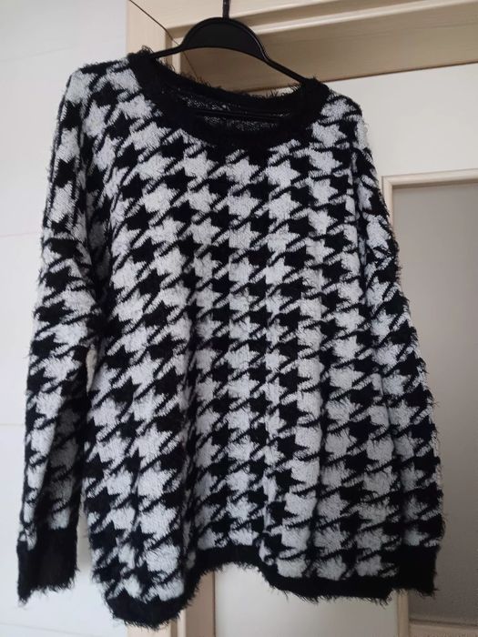 Sweter biało-czarny .Rozm.xl