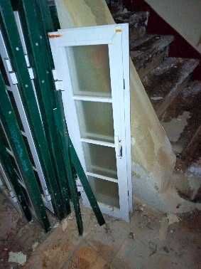 Janelas e portadas em alumínio branco e aro verde