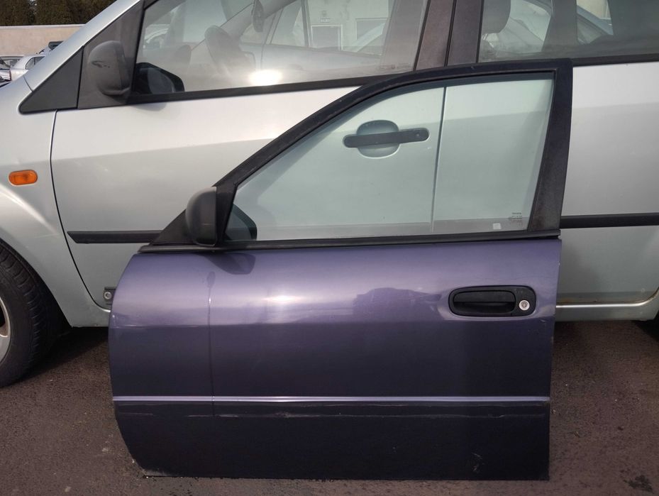 Toyota Corolla E11 1.4i 5D 1998r. Drzwi przednie lewe.