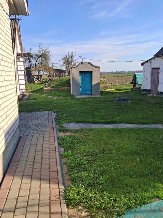Будинок поблизу Нововолинська