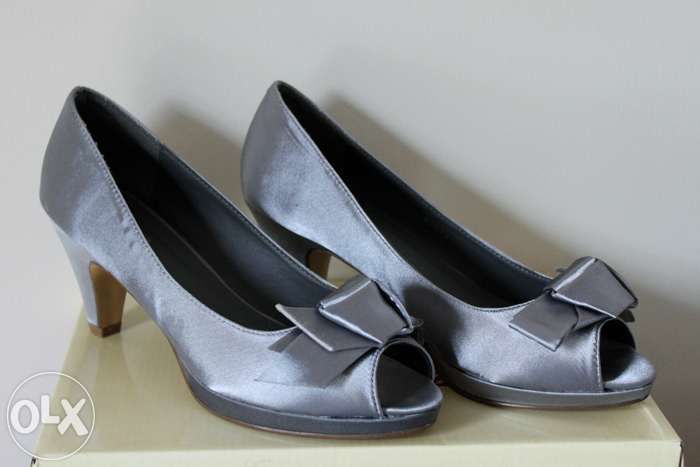 Sapatos de salto cinza