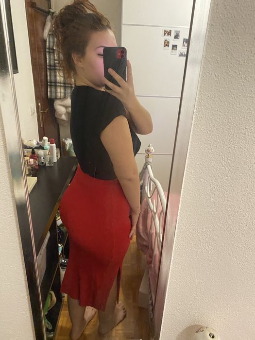 Saia vermelha com racha