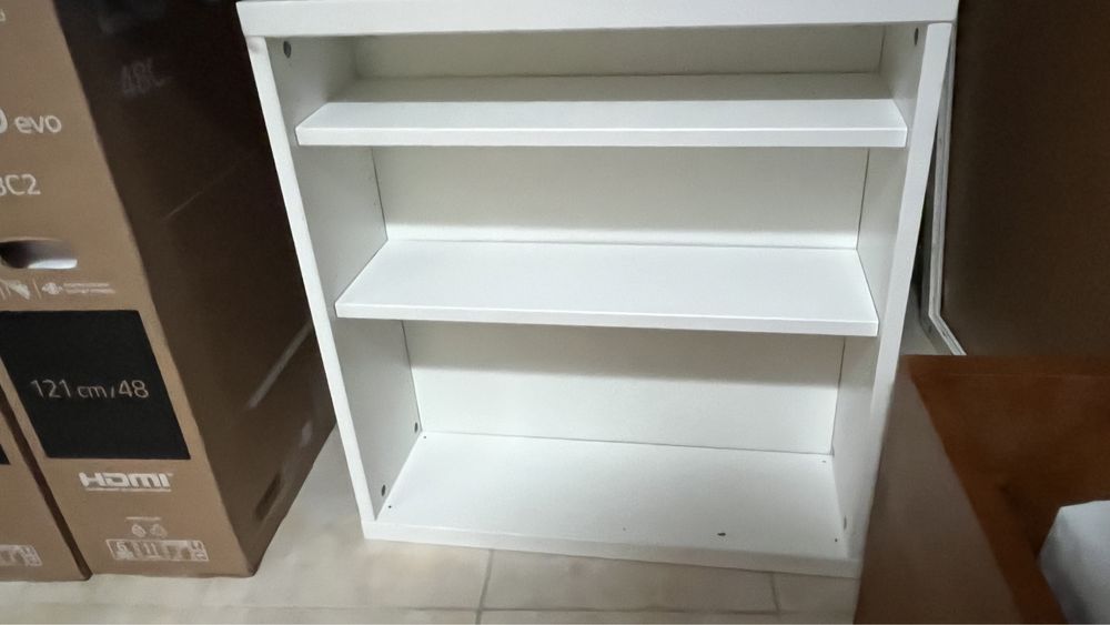 Armário branco de parede