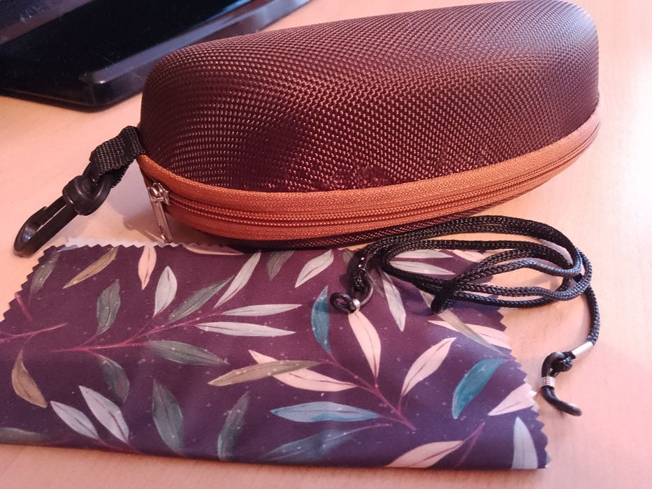 Etui na okulary, twarde, zasuwane, duże.
