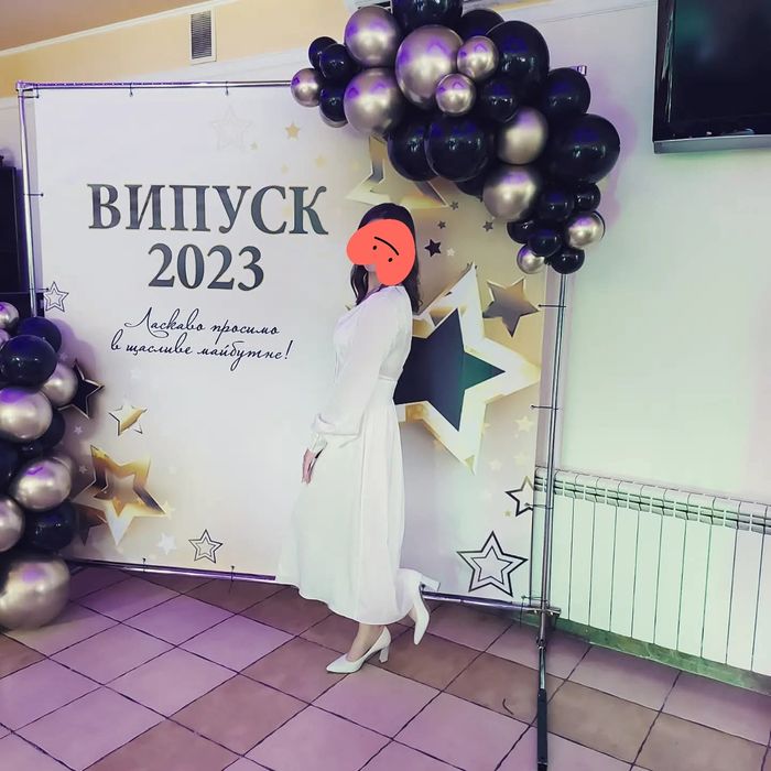 Святкова біла сукня та туфлі