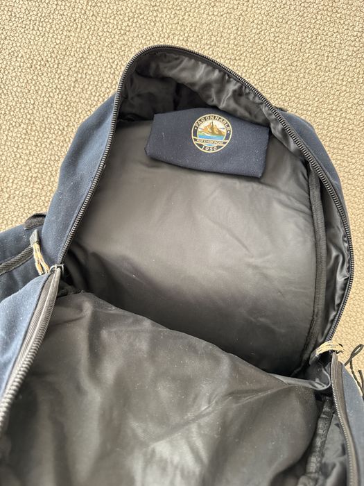 Mochila Faconable azul escura com uma alca