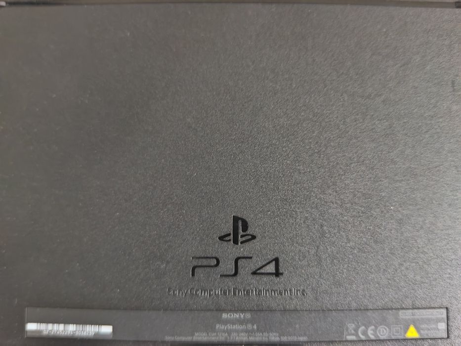 Продам Playstation 4 PS4 Black FAT 500 GB  матова в ідеальному стані