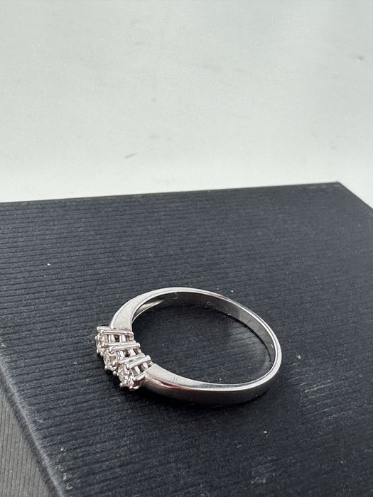 Золотое кольцо с брильянтом