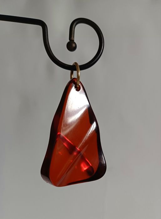 Wisior Art Deco Catalin Futuran Cherry Amber