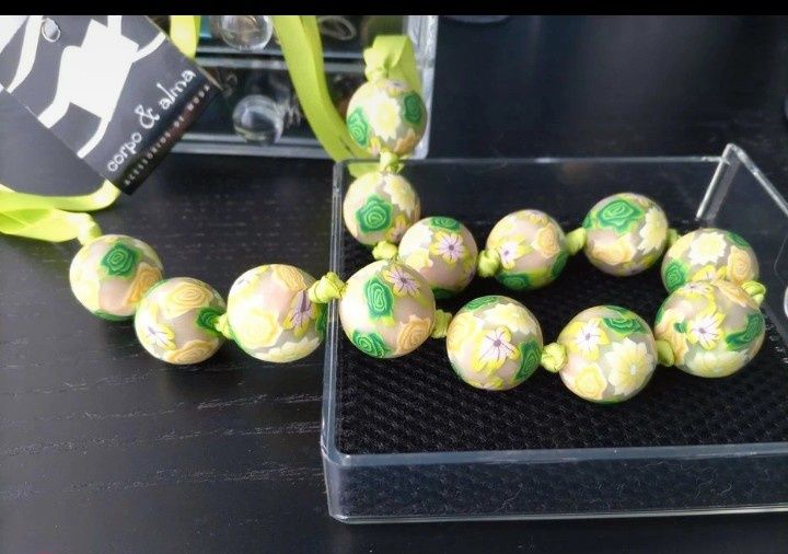 Colar de bolas floridas