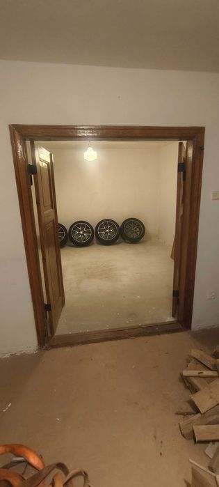 Drzwi wewnętrzne dwuskrzydłowe.