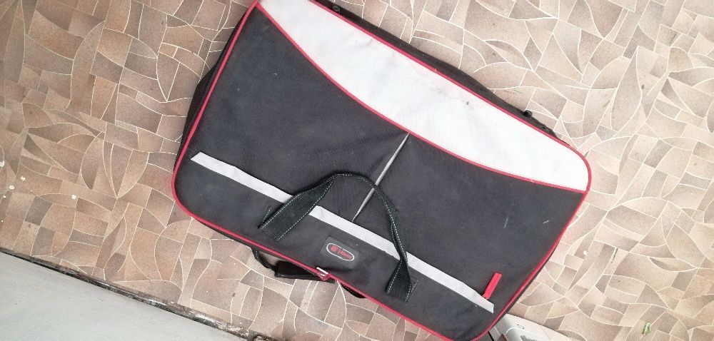 продається сумка середніх розмірів 38 на 58 на 18 см.замочок робить