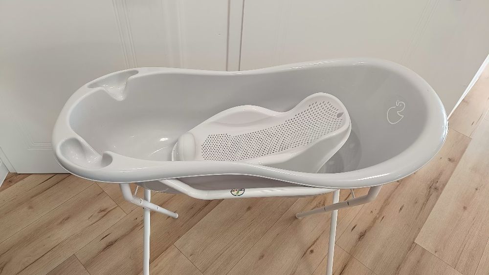 Wanienka ze stelażem składanym i ergonomicznym leżaczkiem