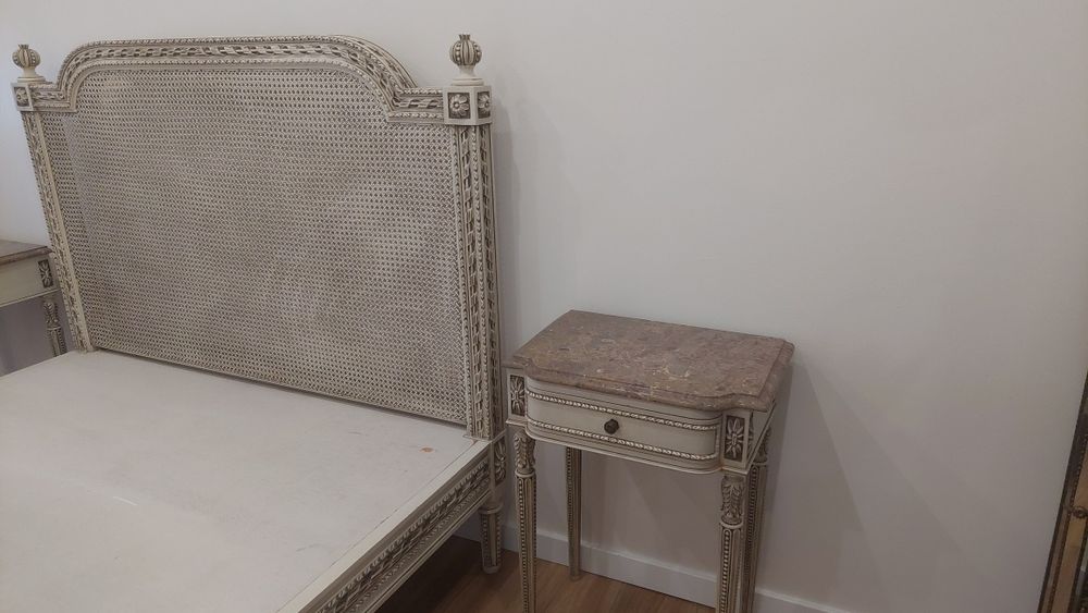 Cama de casal e mesa de cabeceira anos 70