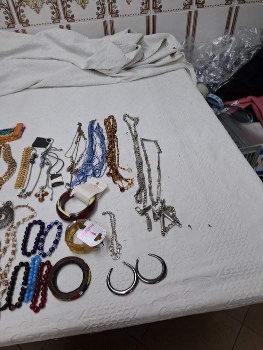 Lote de bijuterias 50 peças