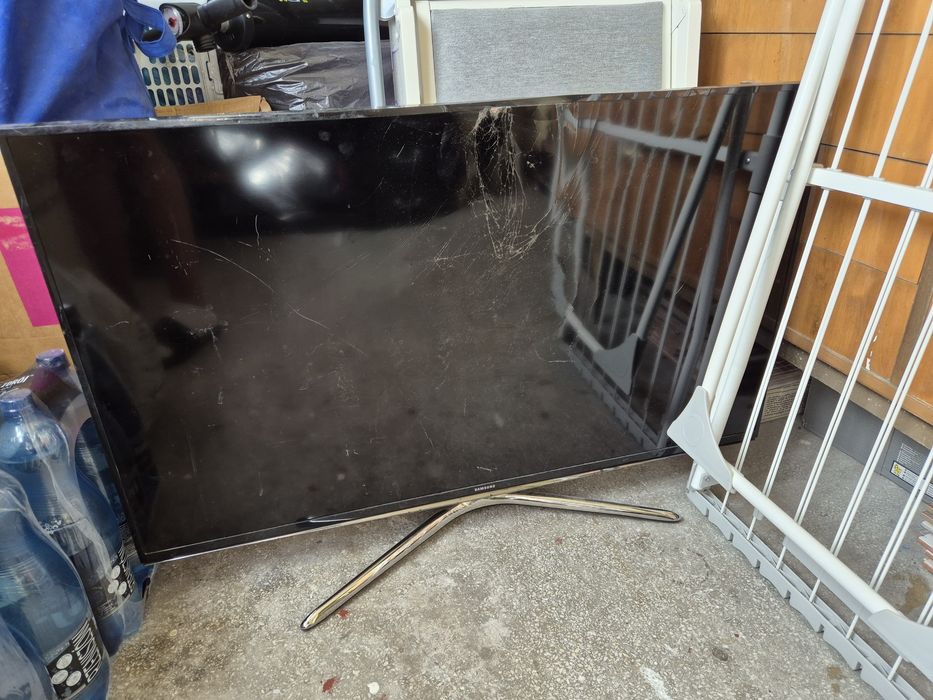 Telewizor z rozwalona matrycą