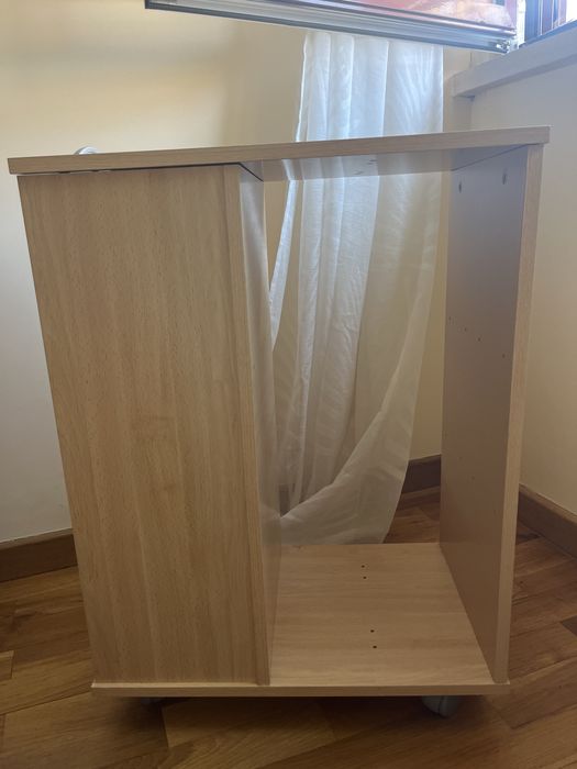 Mesa de cabeceira/apoio com rodas