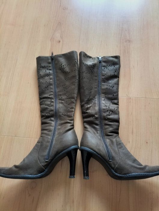 Botas camursa castanhas cano alto