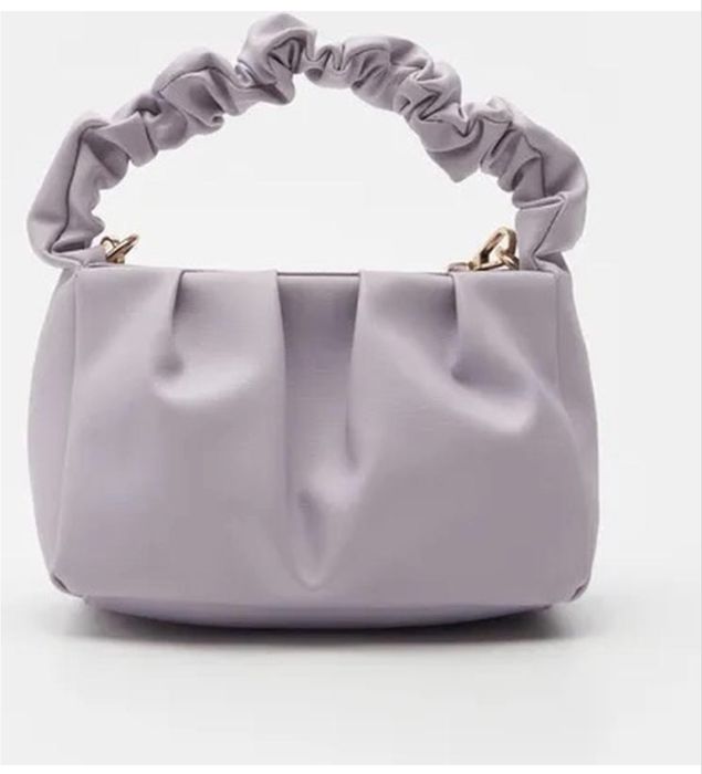 Сумку бузкового кольору, є довгий ремінець