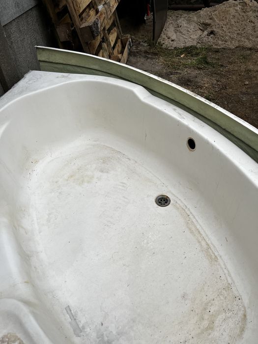 Wanna narożna z maskownicą