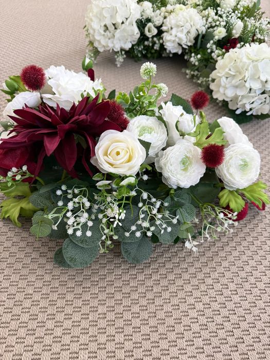 Um conjunto de dois arranjos flores artificiais