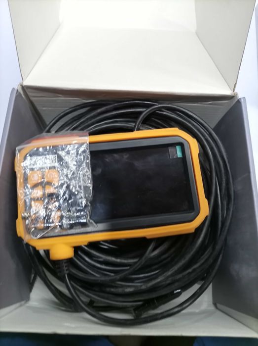 przemysłowa kamera endoskopowa (inspekcyjna), wyposażona we własny, wbudowany ekran LCD oraz długi przewód typu "semi-rigid" (usztywniany)